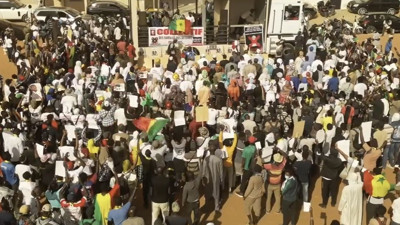 Cumhurbaşkanlığı seçiminin ertelenmesi protesto edildi