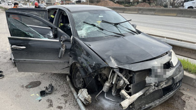 Bariyeri aşan araç caddeye uçtu: 2 yaralı