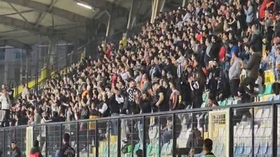 Beşiktaş tribünleri bekledi bekledi. Hep birlikte aynı tepkiyi verdi