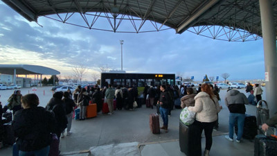 İYİ Parti Afyon adayı Alper Yağcı otogarda mahsur kalan öğrencilere seçim otobüslerini gönderdi