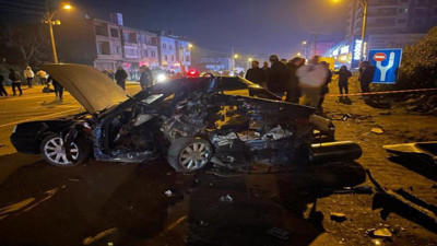 Trabzon'da iki otomobilin çarpıştığı kazda 6 kişi yaralanırken araçlar hurdaya döndü