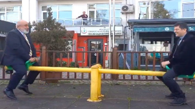 Saadet Partisi ve Demokrat Parti adaylarının çocuk parkında tahterevalli keyfi!