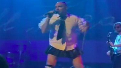 Bartu Küçükçağlayan, konserde sahnede mini etek giydi