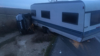 Karavan bağlı otomobil şarampole uçtu