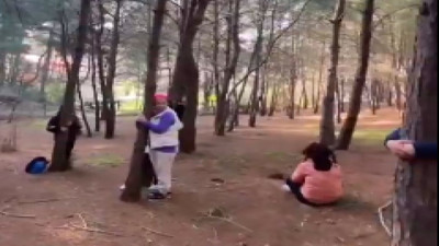 Bu da oldu: İnsanlar ormanda ağaçlara sarılarak meditasyon yaptı