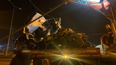 Beton direğine çarpan aracın parçası 500 metre uçtu