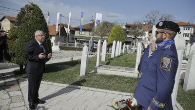 Bakan Güler, Kovaçi Şehitliği'ni ziyaret etti