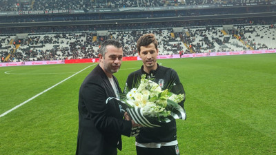 Beşiktaş Salih Uçan'a plaket verdi