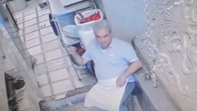 Müziğe göre ruh hali değişen çalışanın güvenlik kamerası görüntüleri izleyenleri güldürdü