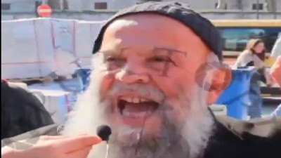 Sosyal medyada 'Kürtaj dayı' olarak bilinen yaşlı adam ağzından tükürükler saça saça yeniden gündem oldu