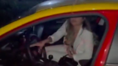 Taksimetre ücretini reddedip taksiciye küfür edip araca zarar veren kadın gelen polise de saldırdı