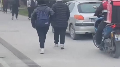 Trafikten kaçmak için arabayı kaldırımda sürdüler. Bu kadarına da yuh