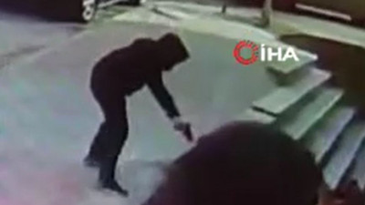 Kapüşonlu saldırgan cam silen esnafı vurdu