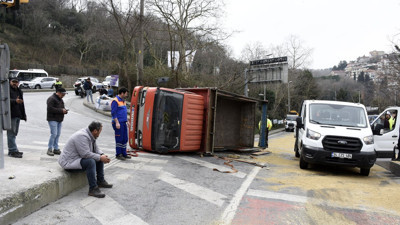 Sarıyer'de kamyon devrildi. Kasasındaki pres makinesi yola savruldu. Hidrolik yağ otoyola aktı