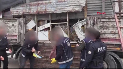 Yol kontrolünde yakalandılar! TIR'ın dorsesinden 49 kaçak göçmen çıktı