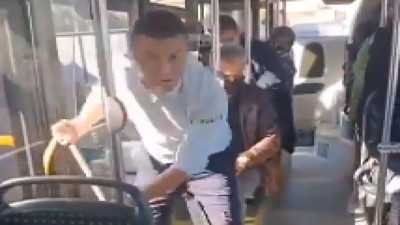 Belediye otobüsü balık kokunca yolcular rahatsız oluyor diye eline fırçayı alıp temizleyen şoför takdir topladı