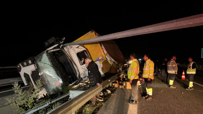 Kamyon devrildi: 1 ölü 1 yaralı