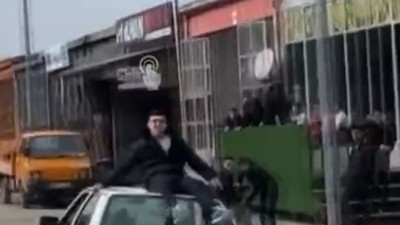 Otomobilin tavanına çıkıp öpücük atarken düşerek yaralandı. Hiç mi akıllı adam kalmadı bu memlekette