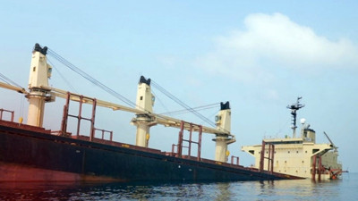 Kızıldeniz’de vurulan İngiliz kargo gemisi battı