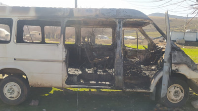 Durduk yere yanan minibüs kullanılamaz hale geldi