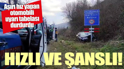 Hız yapan otomobil, hız uyarı tabelasına çarptı. Kazada 4 kişi yaralandı