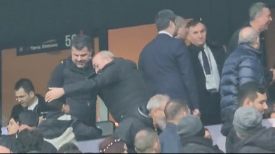 Uzun süredir görünmüyordu Beşiktaş Park'ta ortaya çıktı. Herkesi tek tek öptü