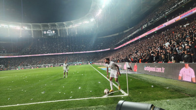 Halil Umut Meler'in düdüğü sonrası ortalık karıştı. Bariyerleri yumrukladılar