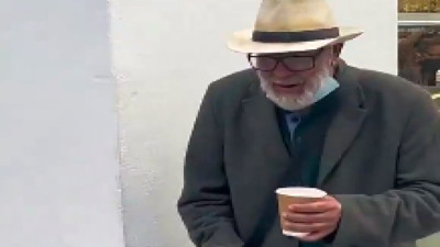 Yunanistan'da dilenci verilen 5 lirayı geri verdi: "Bu çeyrek Euro bile Eemiyor!"