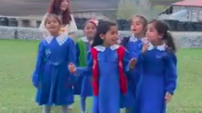 Köy öğretmeni Nida öğrencileriyle birlikte çektiği videoyla kalbinizi ısıtacak