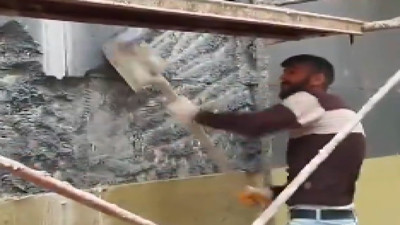 Alacaklarını alamayan işçiler yaptıkları binanın dış cephesini söktü!