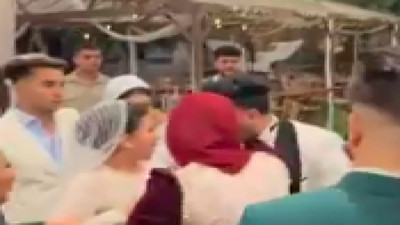 Kendi düğünlerinde kavgaya tutuşup birbirlerine giren gelin ve damadın videosu gündem oldu