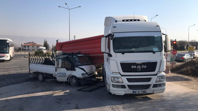 Elazığ’da pikap kamyonun altına girdi: 3 yaralı