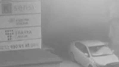 Tır, park halindeki aracın üzerine devrildi