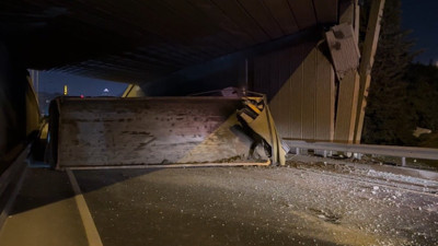 Kağıthane’de damperi açılan kamyon yol tabelasına çarptı: 1 yaralı