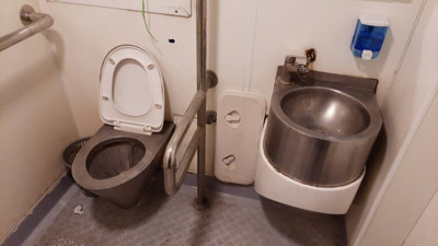 Şehir hatları vapurunda muslukları kaynakla kelepçelediler. Bu bir rezillik. Ülkenin getirildiği hale bakın