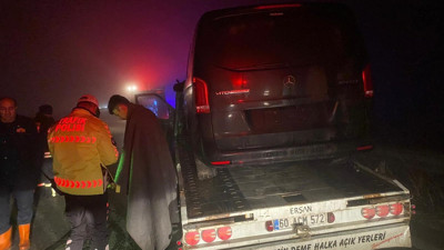 Mustafa Destici’nin kaza yapan makam aracını taşıyan çekici yandı