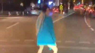 İstanbul'da cadde ortasında bornozla dans eden kadın tepki topladı