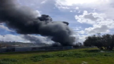 İzmir'de beyaz eşya deposu alevlere teslim odu