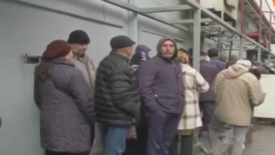 Hem bu soğukta ucuz et kuyruğunda bekleyip hem de 17 bin lira yeter ev almaya diyen emekli gündem oldu