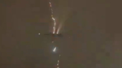 Uçağa yıldırımın düştüğü anlar sosyal medyada gündem oldu