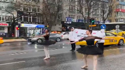 Beşiktaş'ta gençlerden trafikte bale gösterisi: "Trafikte sıkılanlar için geldik!"