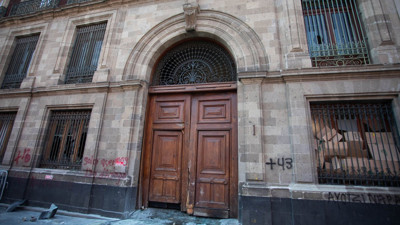 Meksika'da yer yerinden oynadı: Protestocular Başkanlık Sarayı’na daldı