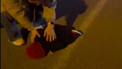 Ezan sesi duyunca nerede olduğuna bakmadan hemen namaza duran minik çocuk gündem oldu