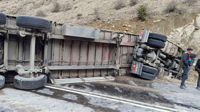 Yan yatan tır karayolunda ulaşımı aksattı