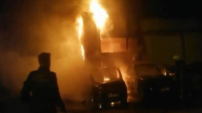 Tamirhane yangını 4 aracı da yaktı