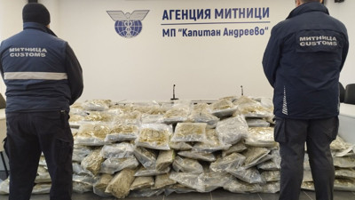 Almanya'dan Türkiye'ye kaçak bir şekilde sokulmaya çalışılan yüzlerce kilo esrar son anda yakalandı