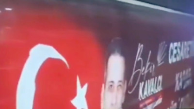 Kafaları karıştıran seçim otobüsü: Bir tarafında CHP diğer tarafında AKP var