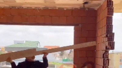 İnşaat işçileri maaşlarını alamayınca ördükleri duvarları elleriyle yıktı