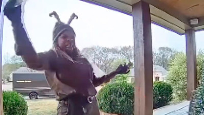 Kargo görevlisinin kapıya konulan ikram içecekleri görünce yaşadığı sevinç gülümsetti