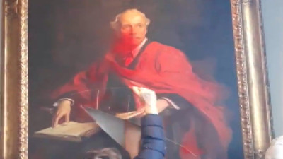 Filistin destekçisi grup, Yahudi yerleşimini destekleyen Lord Balfour resmine sprey sıkıp parçaladı